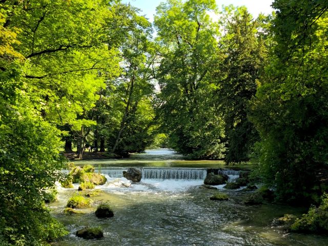 慕尼黑英國公園（Englischer Garten）－探索城市中的綠色天堂🍃🌳，每一步都是與自然親密接觸的體驗📸✨