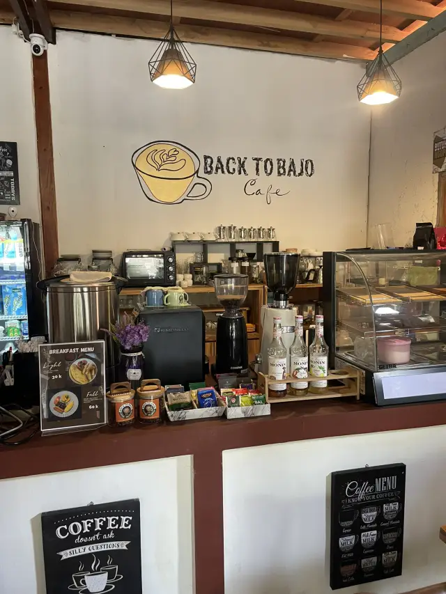 Back 2 Bajo: A Cozy Café for Coffee and Comfort Food in Labuan Bajo ☕🍰 