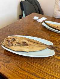 【北海道】小樽青塚食堂：祝津海岸美景，地道燒魚料理