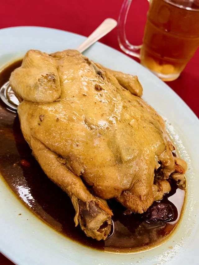 “Heong Kee’s Legendary Beggar’s Chicken – A Clay-Baked Masterpiece”