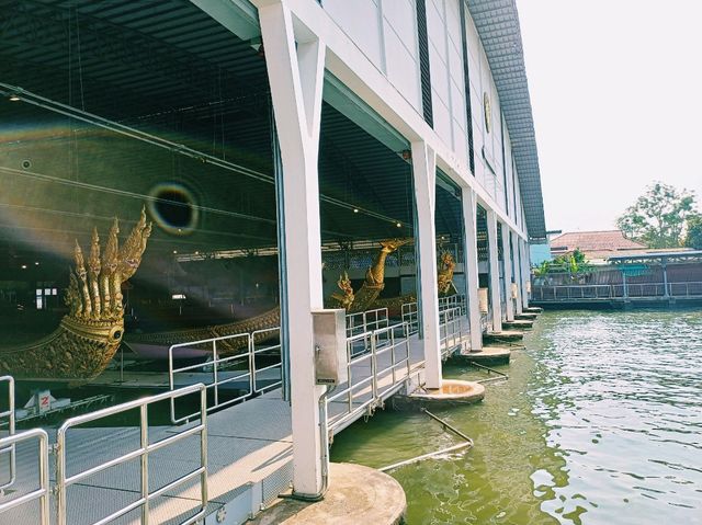 泰國曼谷市中心湄南河畔著名博物館景點：龍舟博物館，各種精美泰國龍舟，適合打卡拍照📸