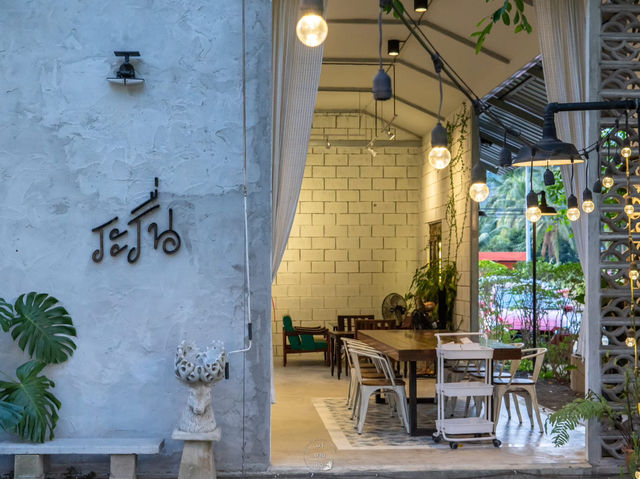 ร้านอาหารกึ่งคาเฟ่ บรรยากาศริมน้ำสุดชิค