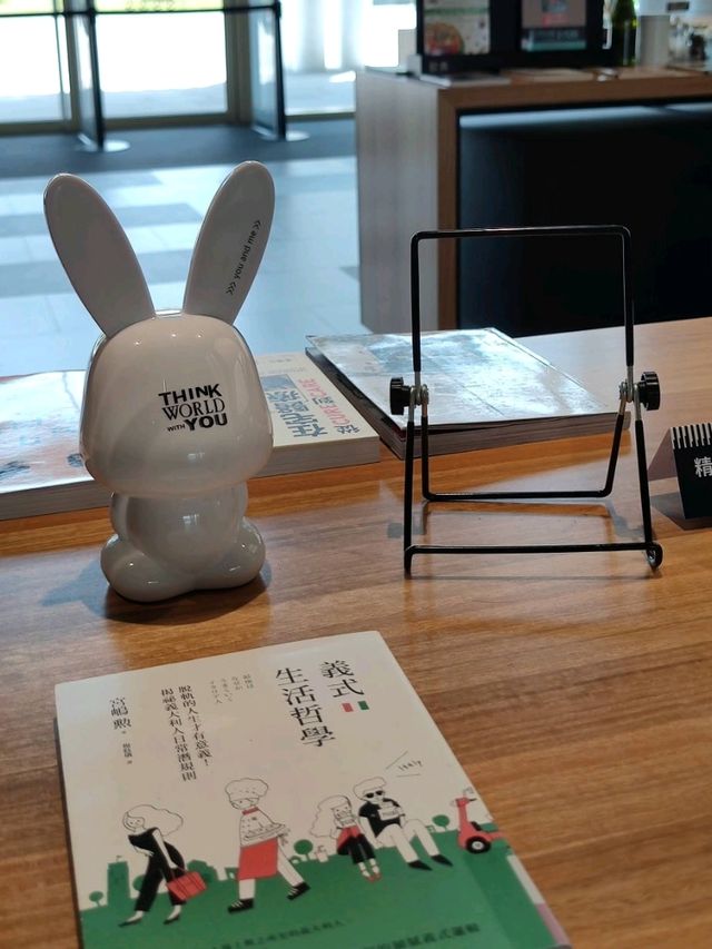 怎麼有一堆白色紙張散落在半空中啊...#臺南圖書館總館- 臺南永康