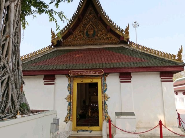 ไหว้พระขอพร วัดพระศรีรัตนมหาธาตุ