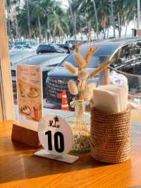 Aloha Beach Cafe ริมทะเล บรรยากาศดี 🍵