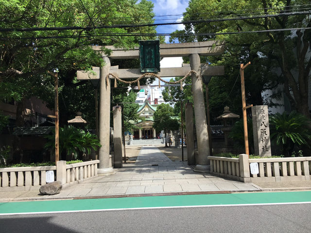 獅子大口吞厄運！難波八阪神社｜大阪市區裡的霸氣守護神 