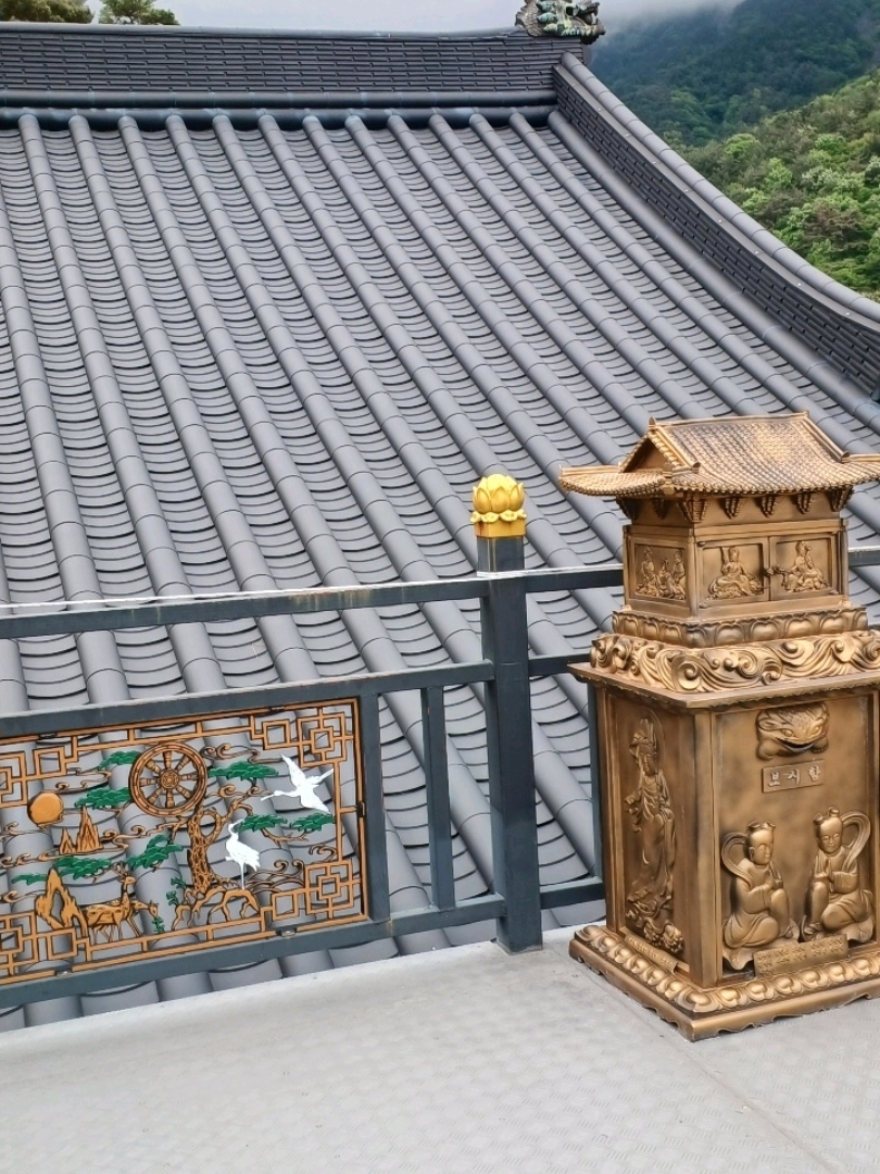 The Most Beautiful Temple When Petals Scatter