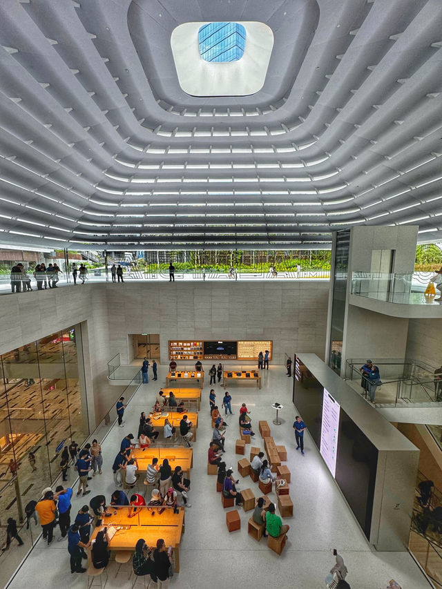 A Shiny First Bite: Malaysia’s First Apple Store Experience 🍏🇲🇾