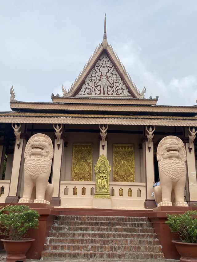 War Phnom, a peaceful temple amid lush gardens 