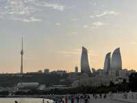 【Baku Promenade 夕暮れ／バクー海岸散歩｜カスピ海と炎の塔が織りなす“黄金の散策劇場”】