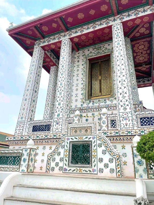 A Peaceful Morning at the Temple of Dawn (Wat Arun)