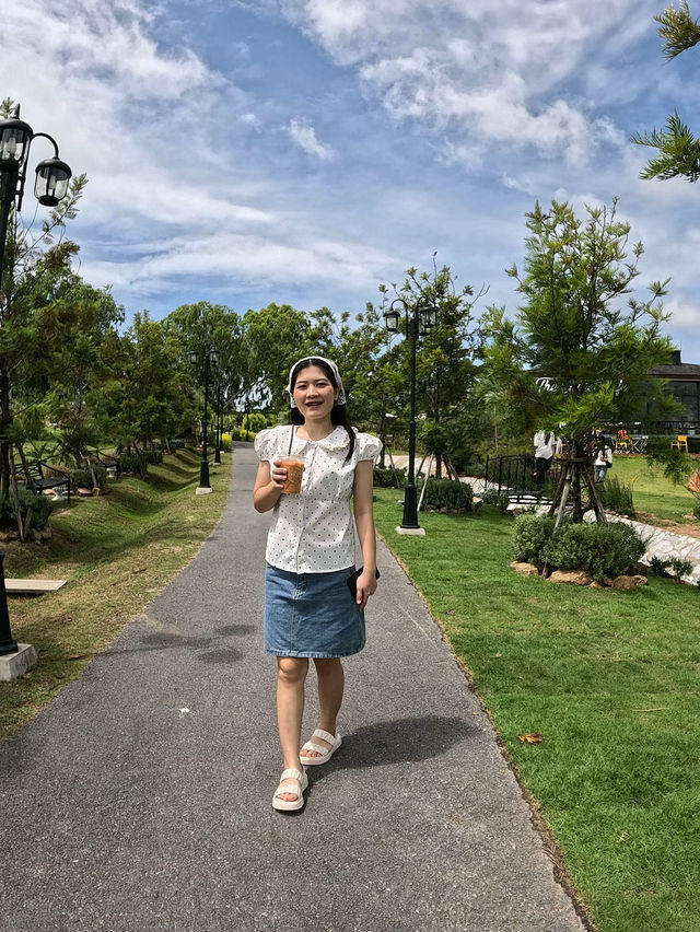 The chalet cafe' คาเฟ่กลางหุบเขา
