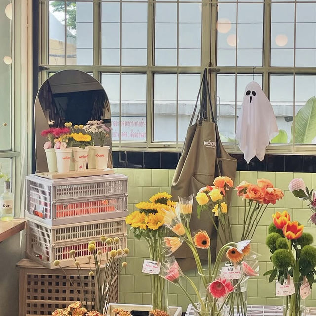 Woops – สมูทตี้อร่อยพร้อมร้านดอกไม้สุดคิวท์ในสาทร 