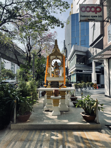 🇹🇭 タイの街角に咲く祈りの花たち🌼🙏 | Trip.com バンコク