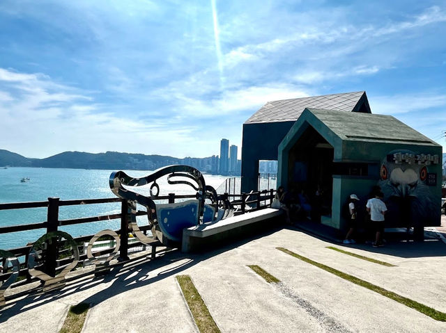 彩色小屋配海景！白淺灘文化村療癒散步