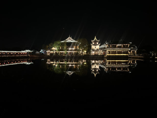 昆山水鄉古鎮：夜色中的光影交織