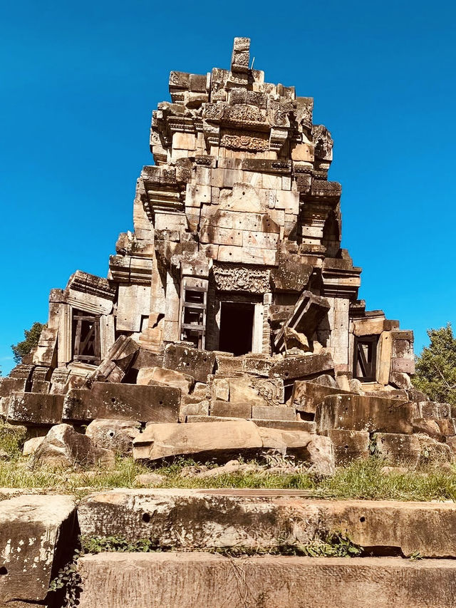 🌿 "Ancient Whispers: Discovering the Forgotten Beauty of Ek Phnom" 🏛️