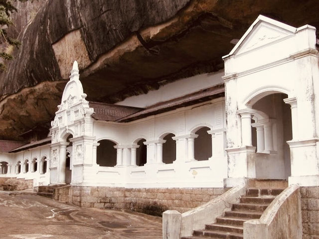 🏯✨ *Temple of the Sacred Tooth Relic (Sri Dalada Maligawa): Kandy’s Holiest Buddhist Shrine* 🦷🌸