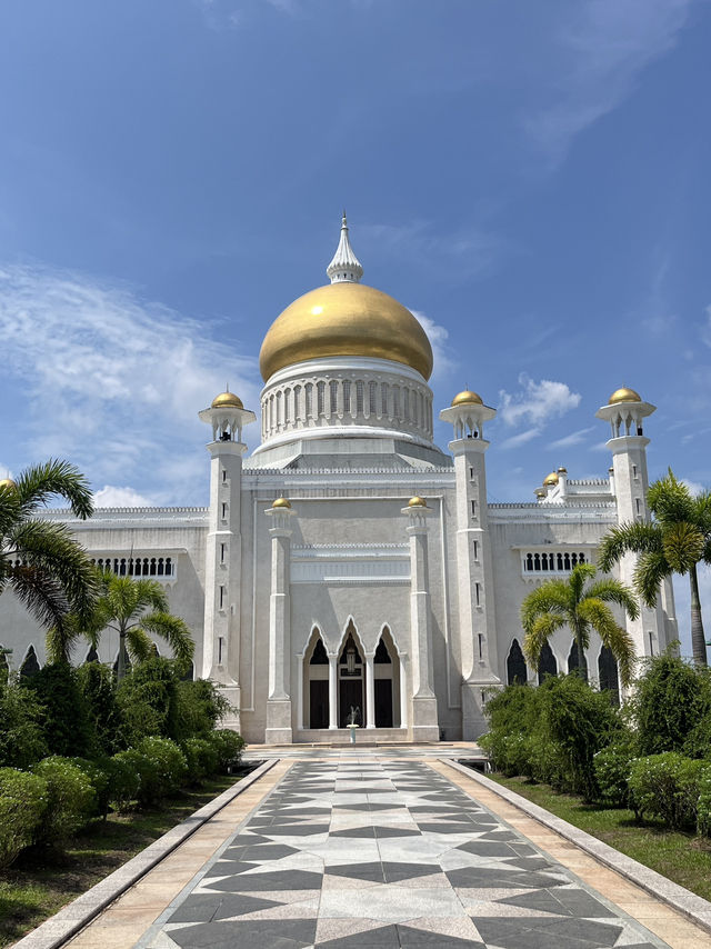🕌 Royal Reflections in Brunei: Omar Ali Saifuddien Mosque