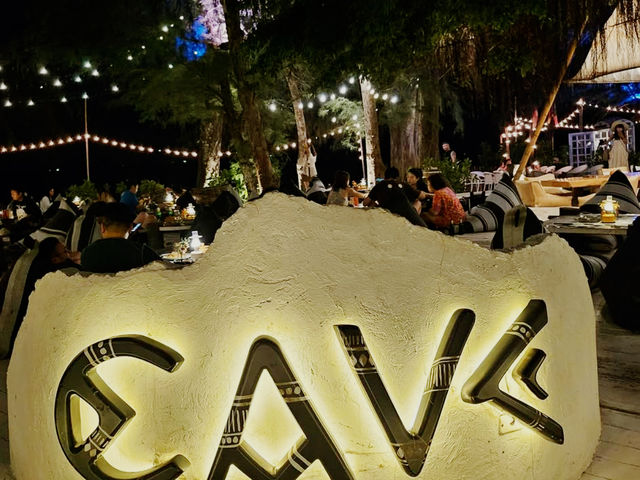 【Pattaya海邊秘境】Cave Beach Club｜波西米亞風海灘餐廳，最佳日落打卡點 🌅