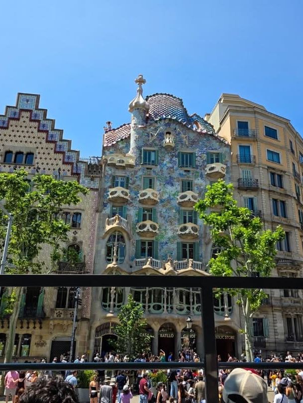 Vibrant Streets and Artistic Wonders in Barcelona Vibrant Streets and Artistic Wonders in Barcelona