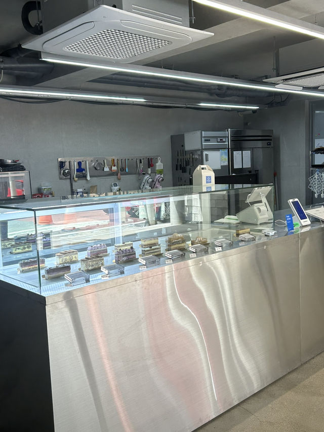 아기자기한 갤러리같은 분위기의 고품격 디저트 카페 🍀🤍 아기자기한 갤러리같은 분위기의 고품격 디저트 카페 🍀🤍