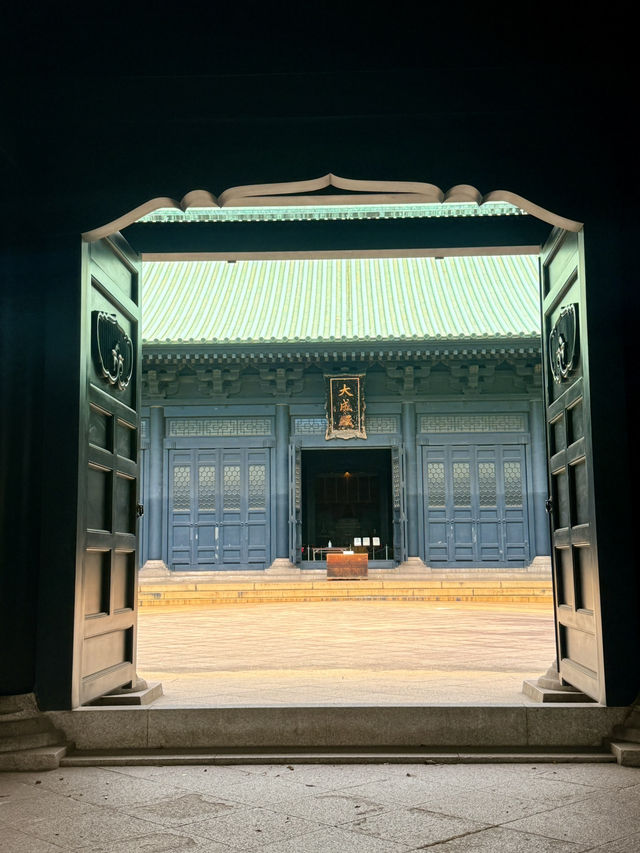 東京|日本學校教育發祥地 到湯島聖堂看台灣送的孔子像 東京|日本學校教育發祥地 到湯島聖堂看台灣送的孔子像