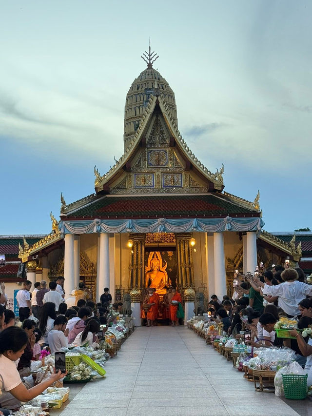 ตักบาตรรับอรุณ ณ วัดพระใหญ่ เมืองสองแคว 🙏