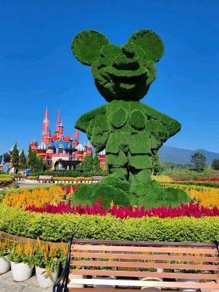 D'Castello: ปราสาทเทพนิยายและสวนดอกไม้สีรุ้ง