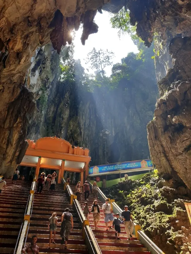 Climbing Into Insta-Vibes at Malaysia’s Epic Cave Temple 🌄