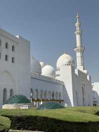 皓白如月的沙漠奇蹟：謝赫扎耶德大清真寺的純白奢華與靈魂震撼之美