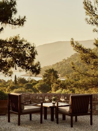 This trip to Gutokbuku really felt like a paradise, looking for a place where you can really relax and get away from the hustle and bustle, Anjiruya is certainly an option you can't miss. The hotel's biggest selling point is the 36 detached stone villas, each incorporating Mediterranean and Turkish styles, whether you want to enjoy the sunset over the Aegean Sea or to enjoy the tranquility surrounded by greenery.

The hotel is in a great location, right in the middle of the hills facing the sea, the landing address is Demir Mevkii, Gölköy, Bülent Ecevit Cd, just a few minutes walk from the seaside, easy access. In terms of transportation, it has holiday car shuttles, so you don’t have to worry about too heavy luggage or inconvenient access in bad weather, which is especially courteous for travelers with seniors or children.

Entering the hotel, you will definitely be enveloped in its tranquil atmosphere - the garden villa is hidden in the greenery, outside the pool, fruit trees and flowers, comfortable enough to read a book on the terrace around the clock. The sea view villa offers a large view of the Aegean Sea, and the sunrise and sunset are so beautiful that you can't wait to close your eyes. If you encounter a cloudy and rainy day, the guest rooms are designed with a sense of feeling, allowing you to enjoy the natural views indoors.

The best thing about Anjiruya is the quality of service. Whether at check-in, any questions you have, or if you are looking for assistance with a schedule, the staff will be proactive and helpful. The daily free afternoon tea is super popular with travelers, with authentic dim sum, Turkish tea and fresh fruit, super chill. The hotel spa and wellness facilities are equally not to be missed, really feel healed, it is recommended to make sure to book a spa or meditation.

Photo-worthy spots include the villa's private poolside, garden and terrace overlooking the sea. Surrounding attractions You can explore the local markets and small coastal villages of Gutokbuku on the way, and you can spend every day so hea in the hotel, completely stress-free.

Real insights: I almost spent the entire holiday resting by the pool, with my back to the mountains and the sea, to enjoy both the vibrant sunrise and the refreshing and gentle sunset. It is recommended not to arrange too many trips, give yourself time to slowly feel the unique tranquility here.

Booking tips: Sea view rooms and garden rooms are in demand during peak season, so early booking is recommended. The spa requires an appointment in advance. City travel notes: Gutokbuku sells leisurely, slow life, remember to prepare swimsuits, sunglasses, light shoes when going out; pay attention to the weather forecast during the rainy season, you may wish to arrange more indoor activities or relaxing days.

#Turkey Vacation #Enjoy the World Villa #Quiet Vacation #Gutokbuku Trip ##November Good Places 2025