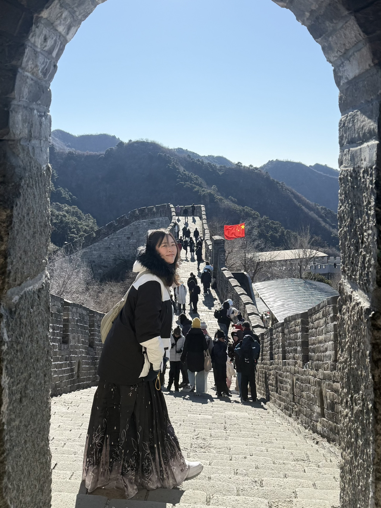 Tembok Besar Mutianyu adalah bagian yang terawat dengan baik yang terletak sekitar 70 km dari Beijing. Awalnya dibangun selama Dinasti Qi Utara (abad ke-6) dan dibangun kembali pada Dinasti Ming, tembok ini memainkan peran penting dalam mempertahankan ibu kota dan melindungi jalur perdagangan.

🕰️Jam Operasional: Area wisata Tembok Besar Mutianyu umumnya buka dari pukul 07:30–18:00 pada hari kerja dan pukul 07:30–18:30 pada akhir pekan selama musim ramai.

🎫Tiket Masuk: Sekitar ¥40 per orang dewasa (diskon untuk anak-anak/lansia; anak-anak di bawah 1,2 m sering gratis).

🚠Kereta Gantung: Satu arah ¥100; Pulang-pergi ¥140
Naik hingga dekat Menara Pengawas 14.

🎢Kursi Gantung & Seluncuran Toboggan: Satu arah masing-masing ¥100; Pulang-pergi ¥140
Kursi gantung dan toboggan keduanya dekat Menara Pengawas 6.

Wahana Toboggan adalah pilihan menyenangkan untuk turun! Percayalah, Anda harus mencoba wahana toboggan yang terkenal ini dan sangat menyenangkan!

Tangga di Mutianyu lebih rendah dan lebih mudah didaki dibandingkan dengan Badaling. Tempat ini juga lebih sepi karena membutuhkan waktu sekitar 1 jam 30 menit perjalanan dari kota Beijing. Mutianyu sangat ideal untuk pengunjung pertama kali🍂