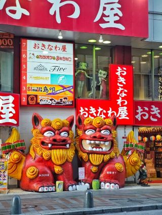 🌞 เพิ่งกลับมาจากทริปพักผ่อนสบายๆ ต้นเดือนธันวาคมที่โอกินาวา — และบอกเลยว่าช่วงนี้ที่นี่ถูกมองข้ามไปอย่างน่าเสียดาย! ลองนึกภาพท้องฟ้าสีคราม คนน้อย สวนสาธารณะชั้นเยี่ยม บรรยากาศเมืองสบายๆ และอากาศอบอุ่นเหมือนถูกกอด (แต่ไม่มีกีฬาทางน้ำ เพราะช่วงฤดูหนาวจะไม่ค่อยมี) ถ้าคุณชอบสำรวจมากกว่าอาบแดด ช่วงนี้เป็นช่วงเวลาที่ดีที่สุดที่จะมาที่นี่เลยค่ะ

สถานที่ท่องเที่ยวยอดนิยมในโอกินาวา:

1. ถนนไคจู: ล่องเรือไปตามถนนเหนือน้ำที่สวยงามเพื่อชมวิวทะเลอันกว้างใหญ่และสัมผัสความรู้สึก "อิสรภาพแบบโอกินาวา" สุดคลาสสิก

2. พิพิธภัณฑ์สัตว์น้ำชูราอุมิ: พิพิธภัณฑ์สัตว์น้ำในตำนานของญี่ปุ่น — ตู้ปลาคุโรชิโอขนาดใหญ่เป็นสิ่งที่ห้ามพลาด (เปิดทุกวัน 8:30-18:30 น. โมโตบุ)!

3. โอกินาวาโอเชียนพาร์ค: พักผ่อนริมทะเล ถ่ายรูปกับรูปปั้นโลมา และดื่มด่ำกับทิวทัศน์อันเงียบสงบ (โมโตบุ ติดกับพิพิธภัณฑ์สัตว์น้ำ)

4. Okinawa World: สัมผัสวัฒนธรรมโอกินาวา ลองชิมงานฝีมือท้องถิ่น และสำรวจถ้ำเกียวคุเซ็นโด ในสวนสาธารณะอันเขียวชอุ่มแห่งเดียว (เปิด 9:00-17:30 น.)
5. Senagajima Terrace: จุดพักผ่อนชมพระอาทิตย์ตกดินและร้านบูติกริมน้ำ (Tomigusuku)
6. Kokusai Dori: ช้อปปิ้ง อาหารโอกินาวา และของที่ระลึกมากมายบนถนนสายหลักที่คึกคักแห่งนี้ (ใจกลางเมืองนาฮา)

7. Rycom Mall & iias Mall: ห้างสรรพสินค้าขนาดใหญ่สองแห่งสำหรับการช้อปปิ้งและแบรนด์ญี่ปุ่นสุดเก๋!

เคล็ดลับการเดินทาง:
- การเดินทางสะดวกที่สุดด้วยรถเช่าหรือรถโดยสารประจำทาง

- อาหาร: ลองโซบะโอกินาวาและอย่าพลาดไอศกรีม Blue Seal

- เงินสดเป็นสิ่งสำคัญในหลายๆ ที่ ตู้เอทีเอ็มในสนามบินและร้านสะดวกซื้อเชื่อถือได้

- ไม่จำเป็นต้องขอวีซ่าสำหรับนักท่องเที่ยวส่วนใหญ่ที่เดินทางไม่เกิน 90 วัน (ตรวจสอบก่อน) และบัตรเครดิตหลักๆ ทุกประเภทสามารถใช้ได้ในห้างสรรพสินค้า

#โอกินาว่าฝัน #ท่องเที่ยวญี่ปุ่น #พิพิธภัณฑ์สัตว์น้ำชูราอุมิ #ซันนี่ธันวาคม