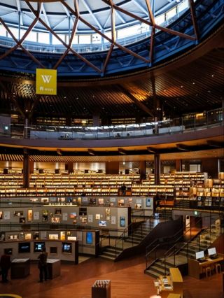 日本・金沢— まるで天国のような図書館。