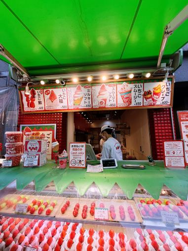イチゴのデザートだけ🍓 | Trip.com 大阪