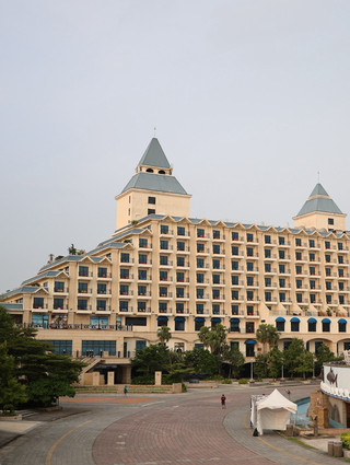 The Ultimate Hong Kong Disneyland Guide | Experience the Magic Kingdom in a Day! Must-Ride Attractions, Parades, and Fireworks All in One.