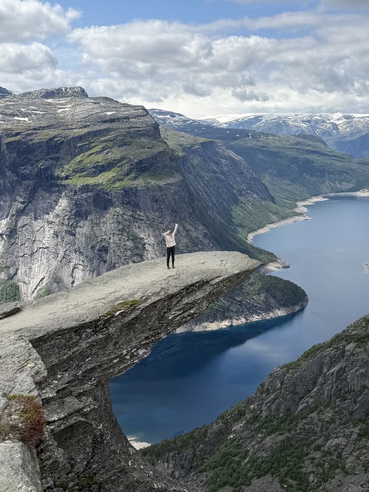 Photo Vs Reality : Standing on the Edge of the World (And Waiting in Line for It)