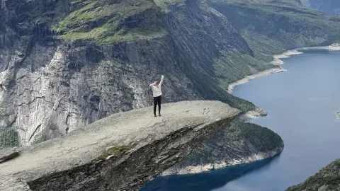 Photo Vs Reality : Standing on the Edge of the World (And Waiting in Line for It) — traveler post in Odda