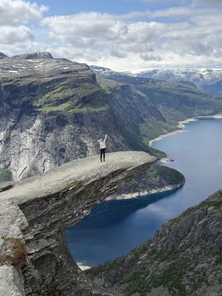 Photo Vs Reality : Standing on the Edge of the World (And Waiting in Line for It)