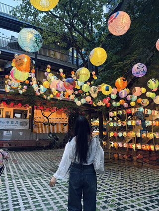 【Mid-Autumn Festival at the Blue House in Wan Chai】Hundreds of hand-painted lanterns illuminate the tenement building, allowing you to experience the richest local flavor and warmth. 🥮🌝🏮