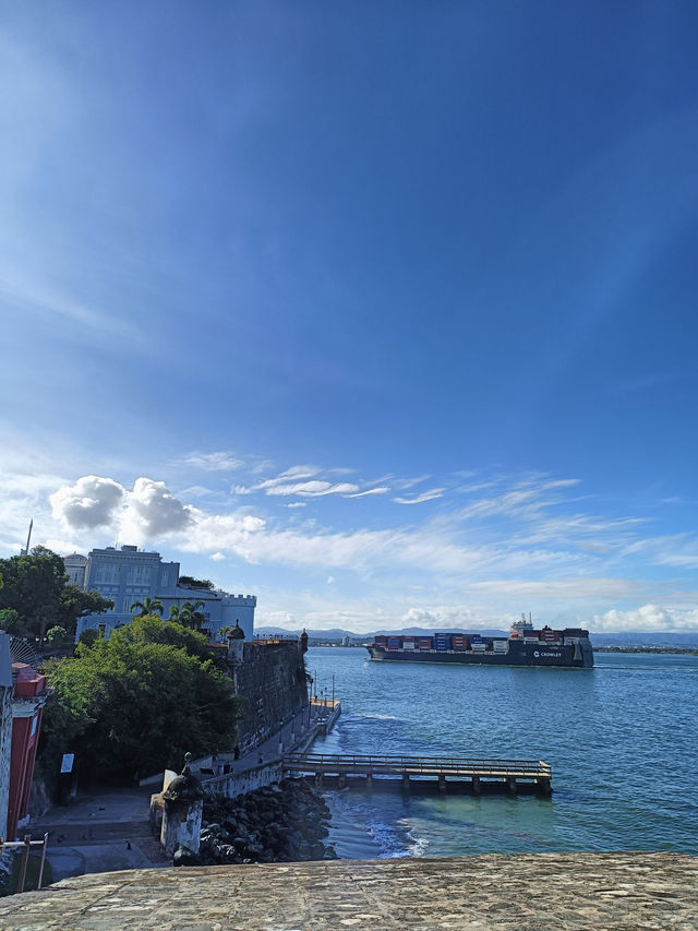 加勒比海的時光機！🇵🇷 走進「老聖胡安」：色彩、古堡與 Piña Colada 的完美融合！