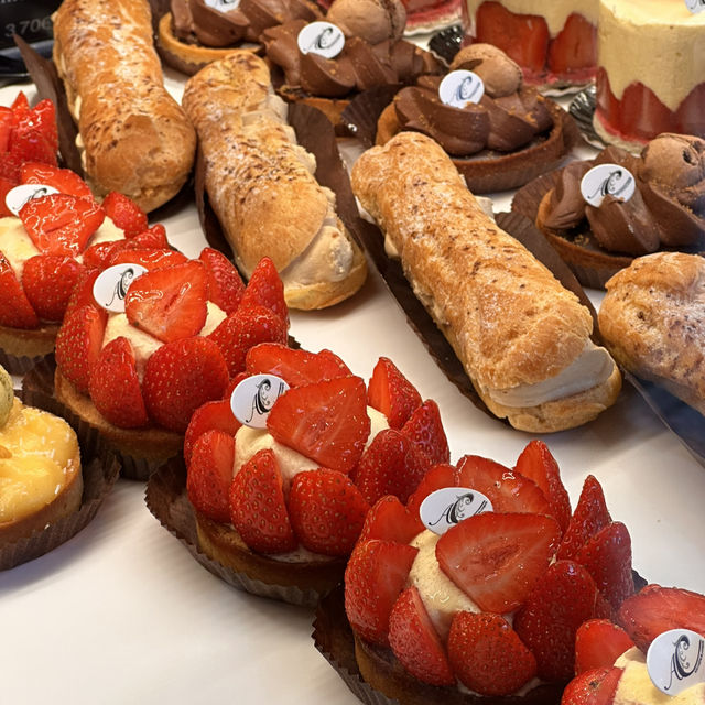 Adorable Parisian bakery with incredible desserts!