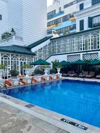 🌳 Beautiful Grounds, Pool & Breakfast Experience