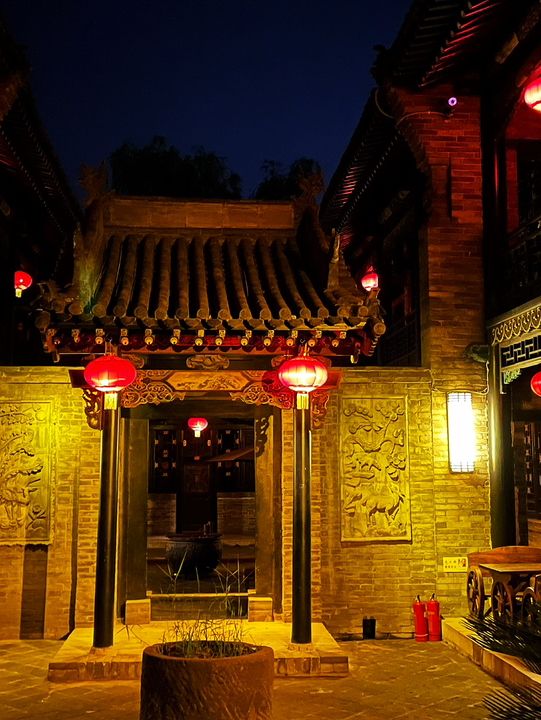 Pingyao After Dark: Lanterns, Neon & a Surprise Gold Fix