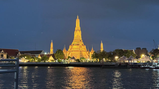 Bright lights, bustling streets, and unbeatable street food – Bangkok never sleeps.