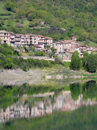 🌊 A Quiet Mirror by the Lake – Colle di Tora, Italy