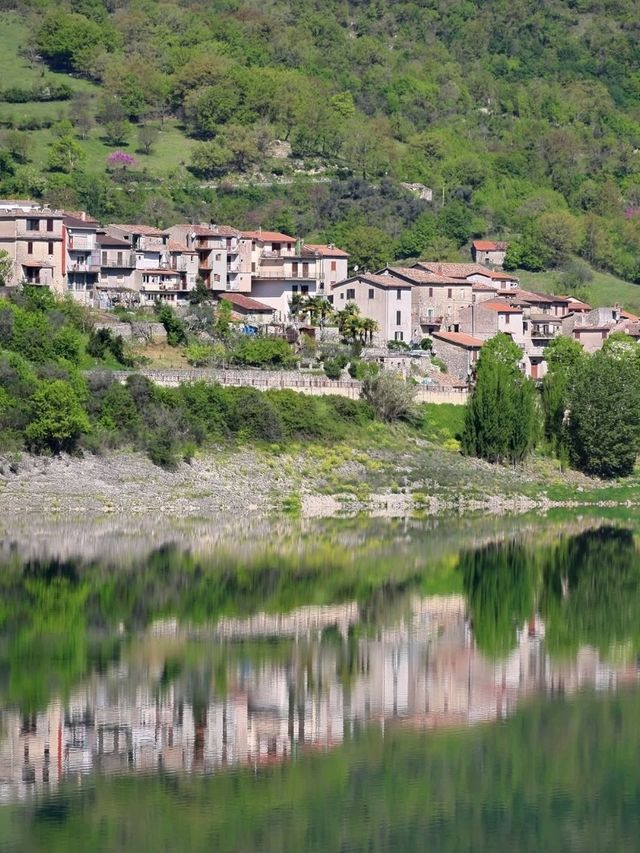 🌊 A Quiet Mirror by the Lake – Colle di Tora, Italy