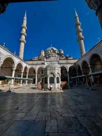 🕌✨“Grace by the Golden Horn: A Peaceful Pause at Yeni Camii”✨🕌