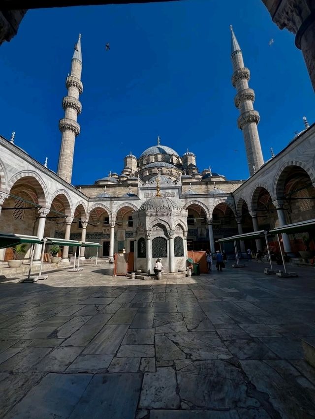 🕌✨“Grace by the Golden Horn: A Peaceful Pause at Yeni Camii”✨🕌